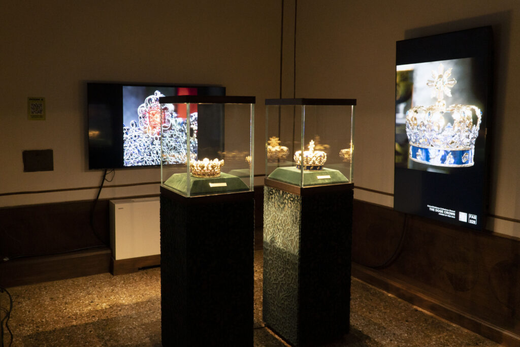 DAP_Venice_Fashion & NFT_exhibition_Dolce & Gabbana_Crowns Room (3)