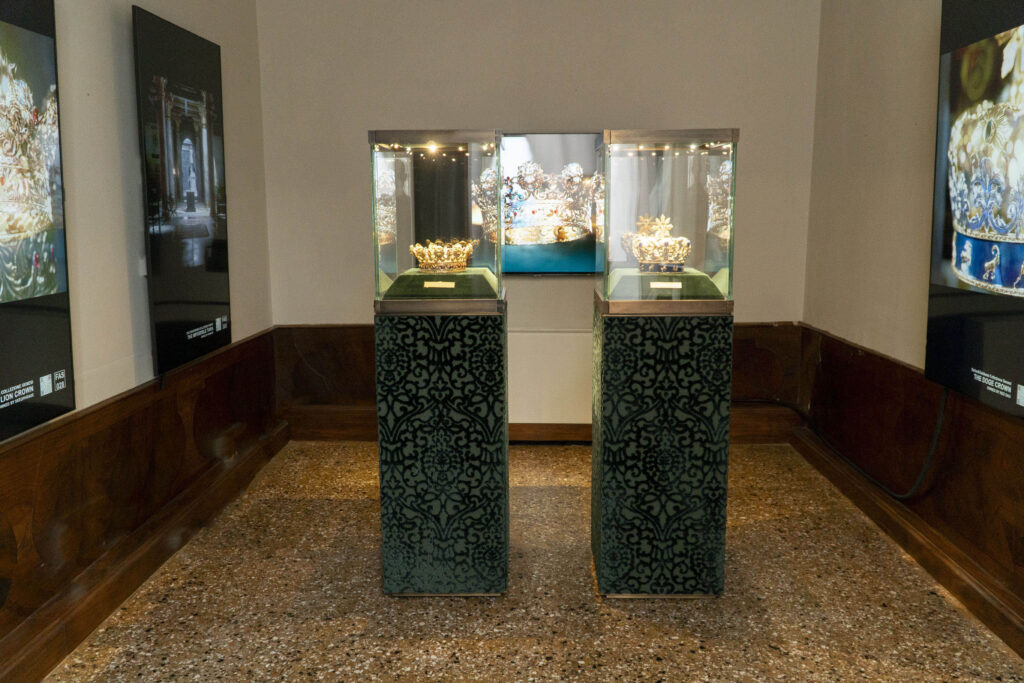 DAP_Venice_Fashion & NFT_exhibition_Dolce & Gabbana_Crowns Room (5)